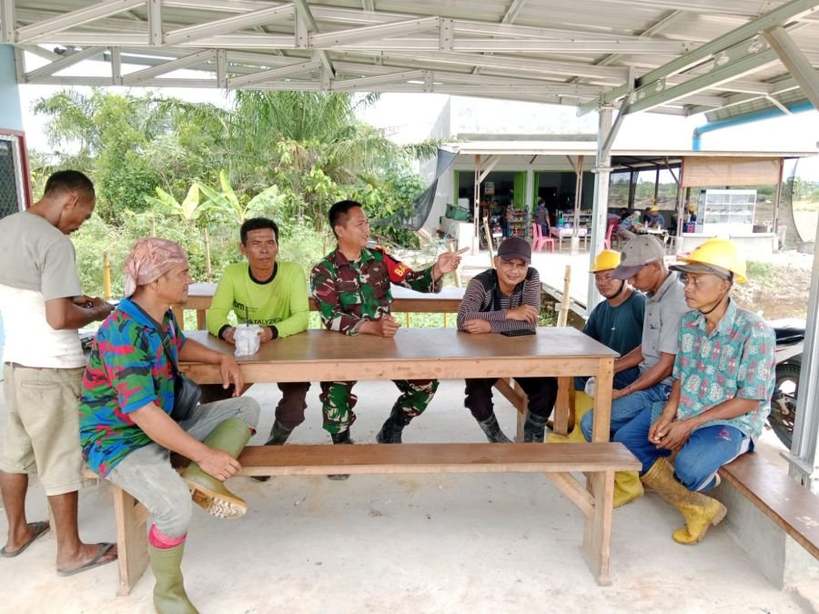Babinsa melaksanakan kegiatan Komunikasi Sosial bersama masyarakat di kampung Pancasila. 