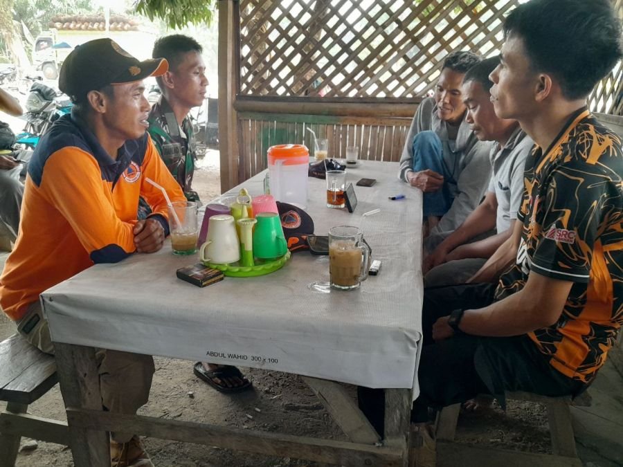 Babinsa melaksanakan komsos bersama anggota KPBD