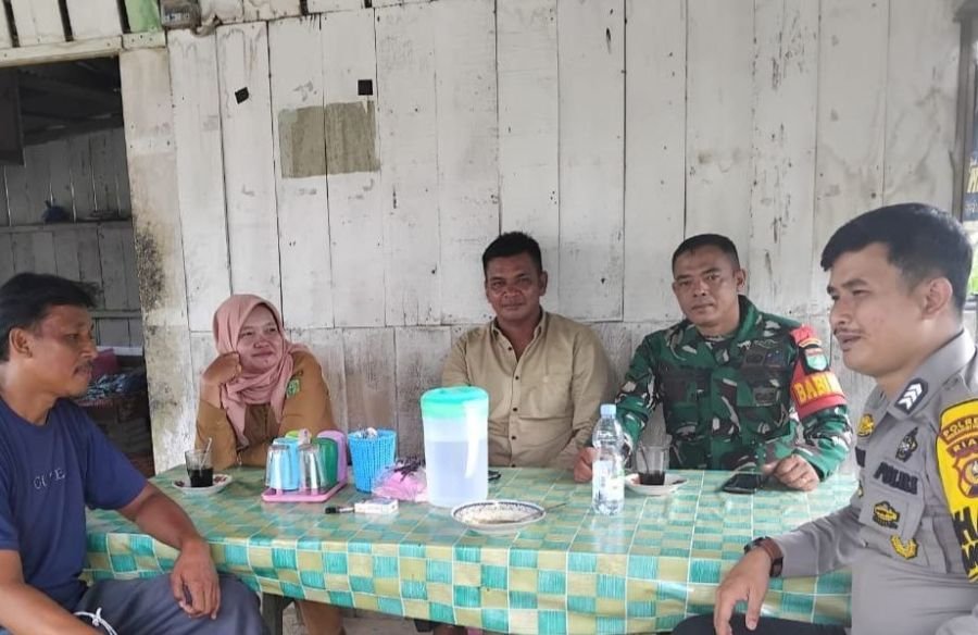 Babinsa melaksanakan komsos bersama Kades dan Bhabinkamtibmas di Desa binaannya