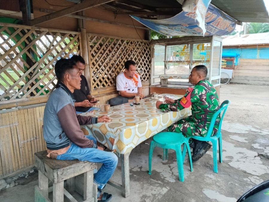 Babinsa melaksanakan Komsos bertujuan untuk mencari informasi dan mengetahui perkembangan situasi