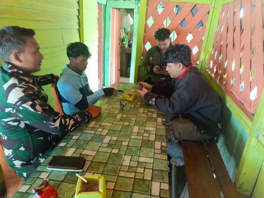 Babinsa melaksanakan komsos di sebuah warung di Kel. Peranap