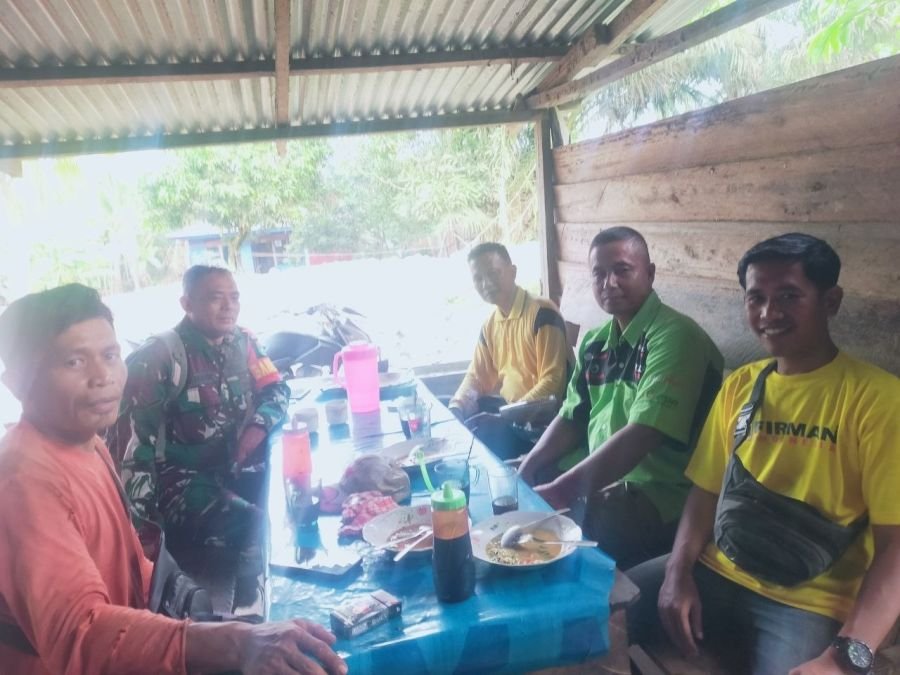 Babinsa melaksanakan komsos membahas menjaga keamanan dan kebersihan lingkungan sekitar