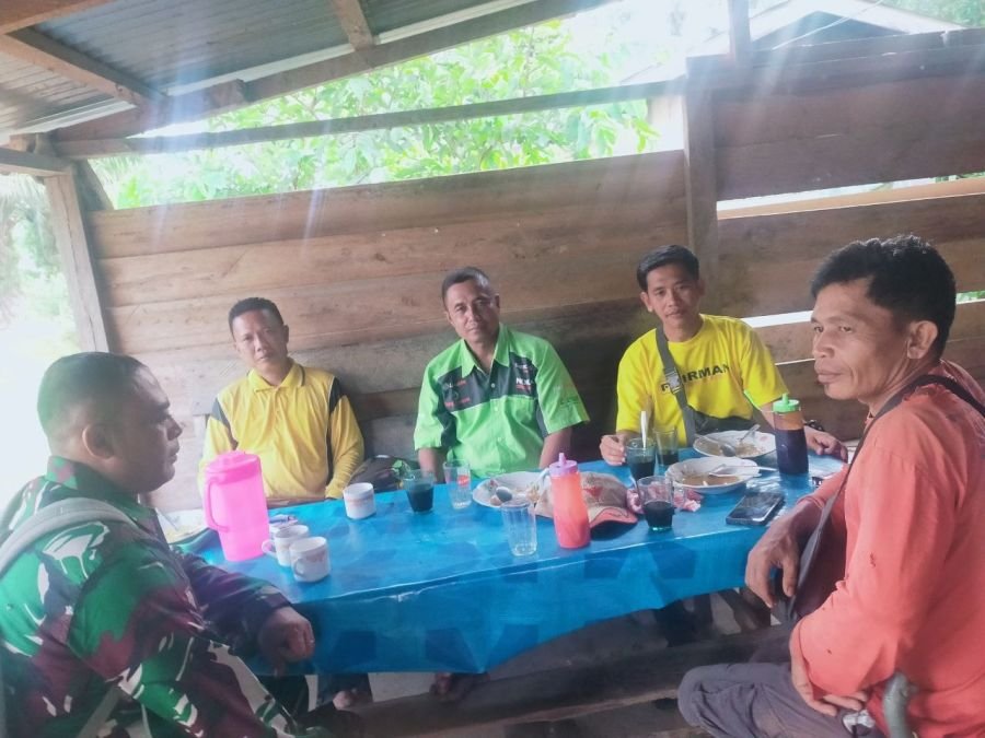 Babinsa melaksanakan komsos menjaga keamanan dan kebersihan lingkungan