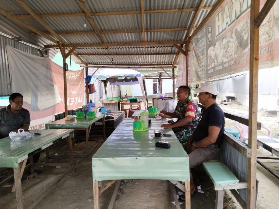 BABINSA MELAKSANAKAN KOMSOS UNTUK BINA SILATURAHMI.