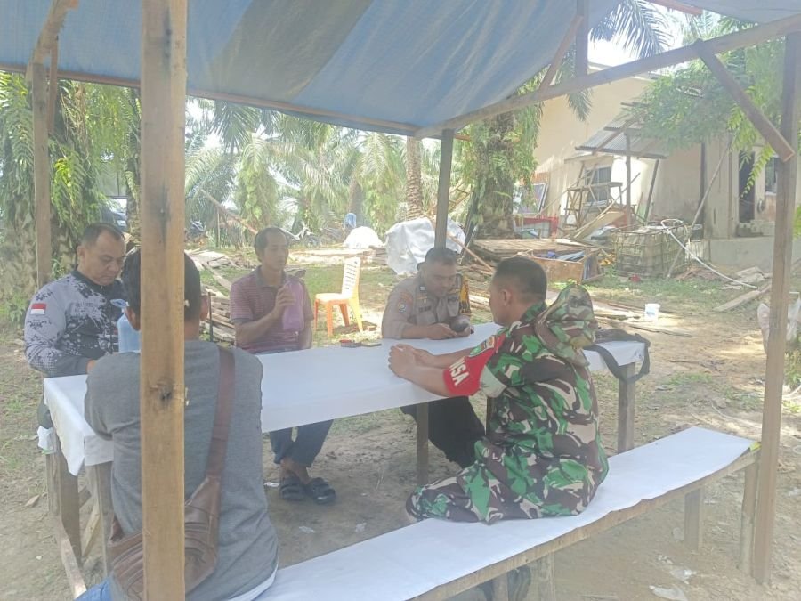 Babinsa Melebung Ajak Warga Rawat Kebersamaan, Jaga Jalan Swadaya hingga Tangkal Hoaks