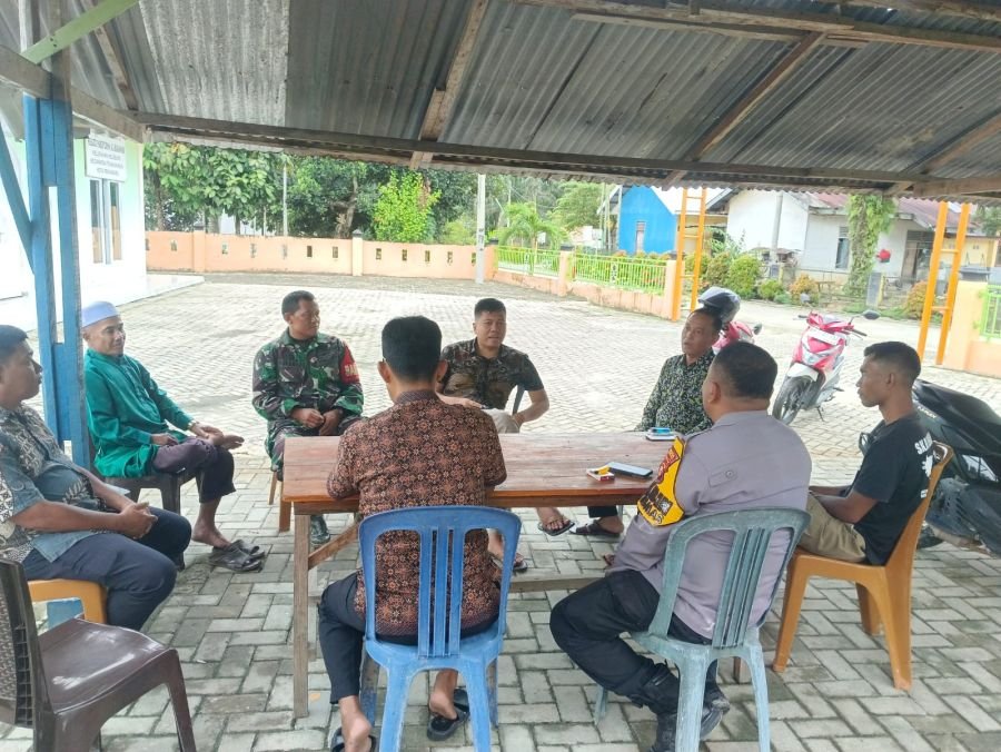 Babinsa Melebung Pererat Silaturahmi dan Ajak Warga Jaga Kamtibmas