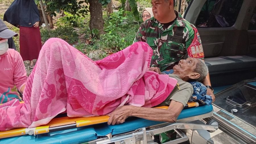 Babinsa membantu mengevakuasi warga masyarakat yang sakit tahunan agar berobat ke Rumah sakit.