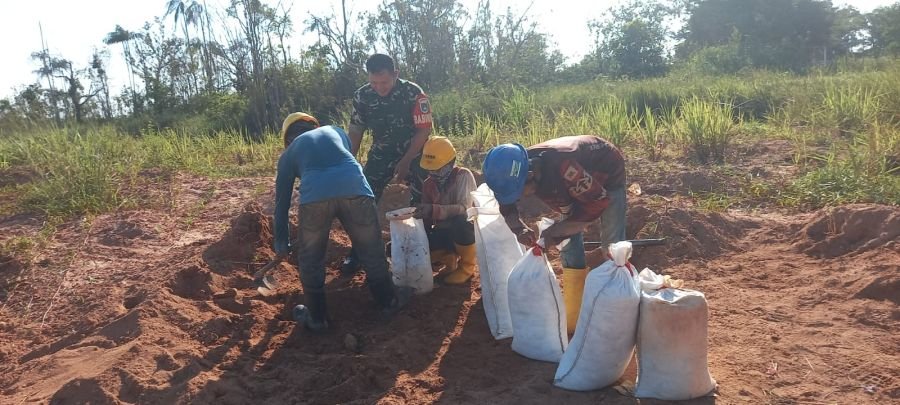 BABINSA MEMBANTU WARGA MENGAMBIL TANAH TIMBUNAN UNTUK MENINGGIKAN TERAS RUMAH