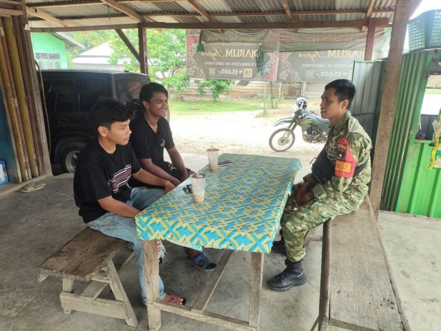 Babinsa memberikan himbauan agar selalu menjaga kerukunan dan persatuan antar sesama warga