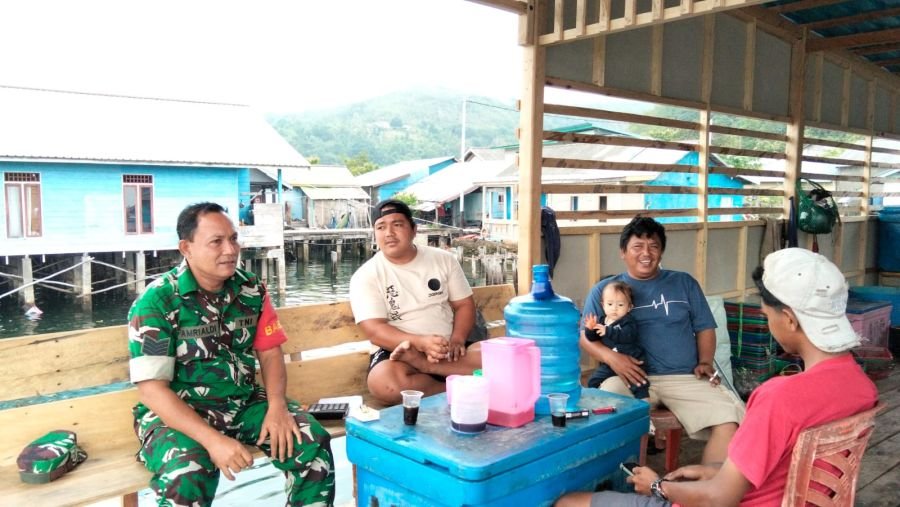 Babinsa memberikan himbauan kepada masyarakat agar menjaga laut kita dari sampah