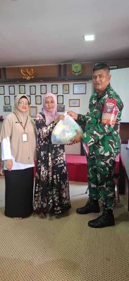 Babinsa memonitor pembagian sembako dari Dinas sosial propinsi Kepri