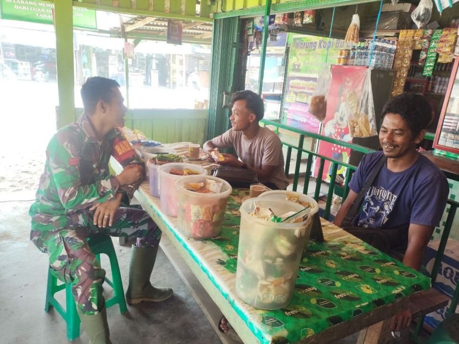 Babinsa menciptakan kedekatan dan keakraban dengan warga binaannya dalam menjalin tali silaturahmi s