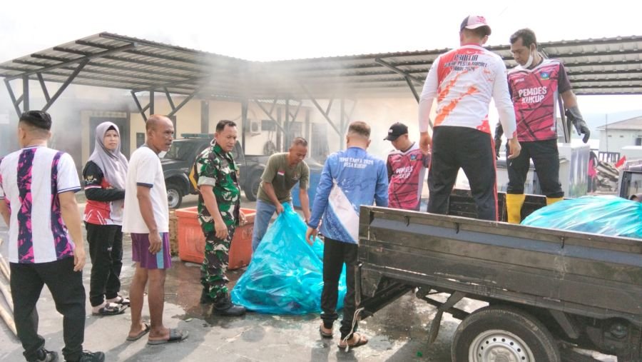 Babinsa Koramil 07/Tambelan Ajak Warga Bersihkan Sampah Organik di Desa Kukup