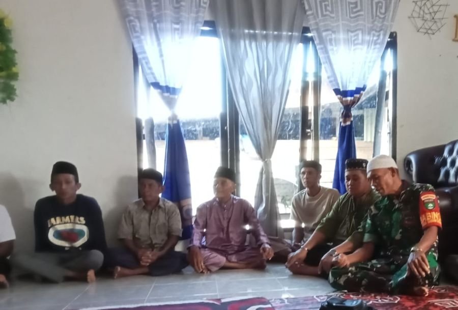 BABINSA MENGHADIRI ACARA DOA SELAMAT ATAS KELAHIRAN ANAK WARGA