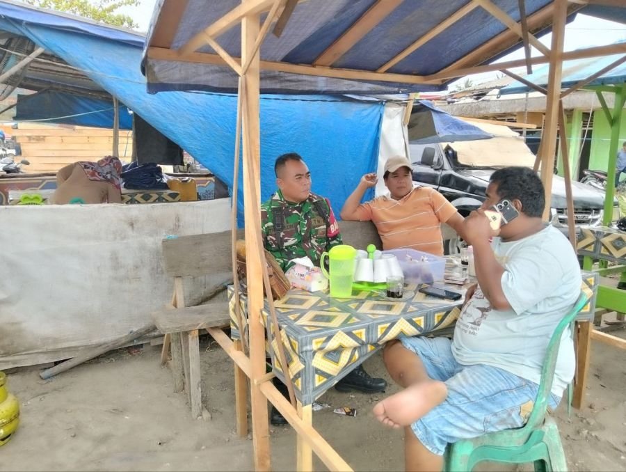 Babinsa mengingatkan warga pentingnya menjaga lingkungan sekitar