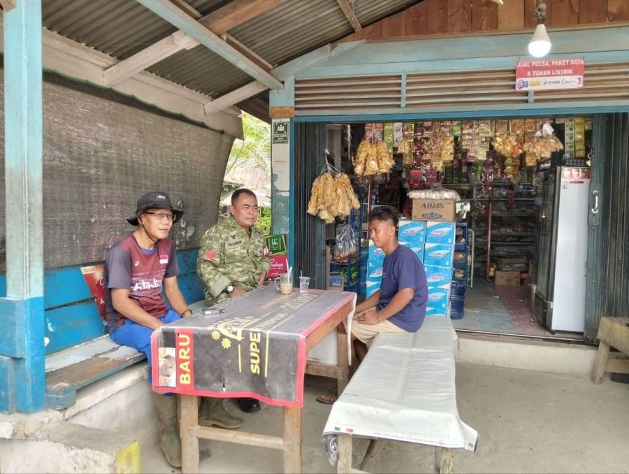 Babinsa mengingatkan warga pentingnya menjaga lingkungan sekitar