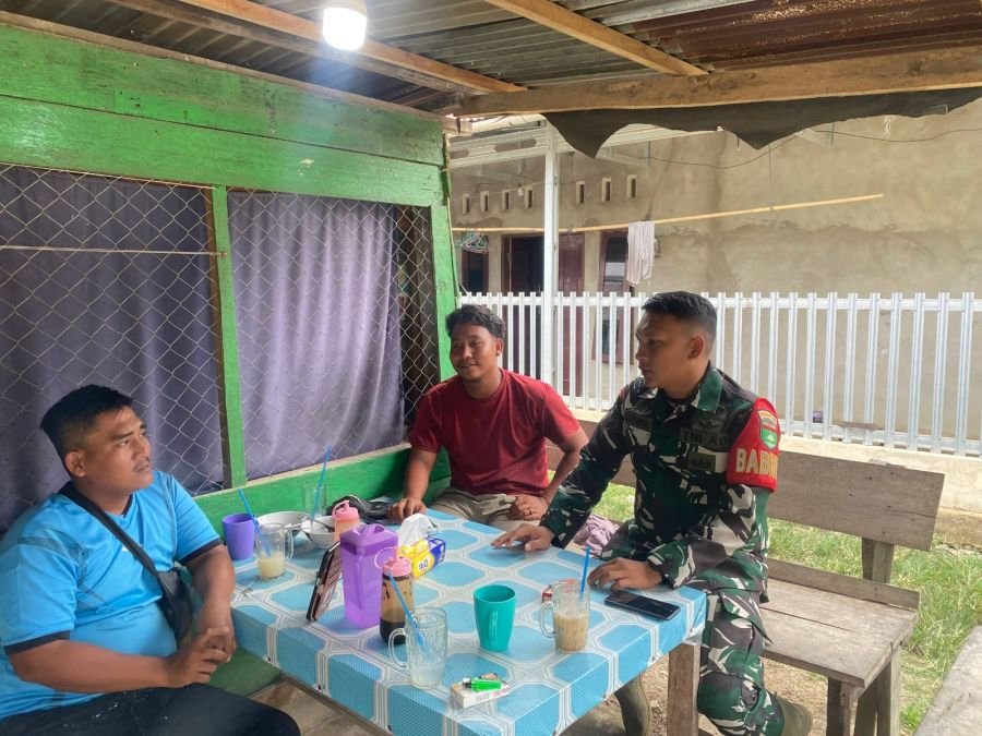 Babinsa menjalin keakraban serta kebersamaan yang baik dengan masyarakat