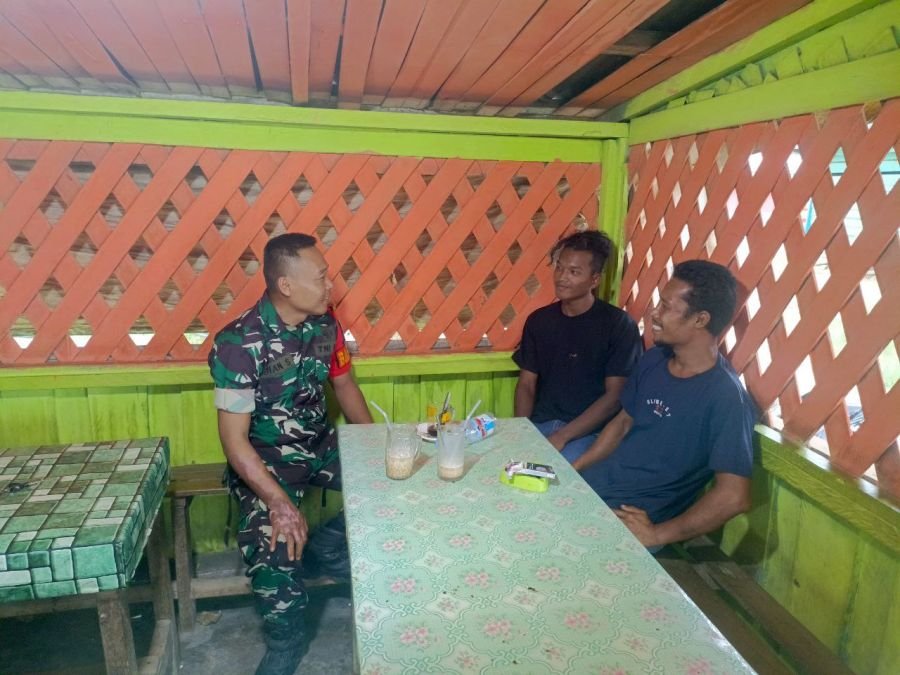 Babinsa Peranap Perkuat Kedekatan Warga Lewat Komsos di Warung Kopi