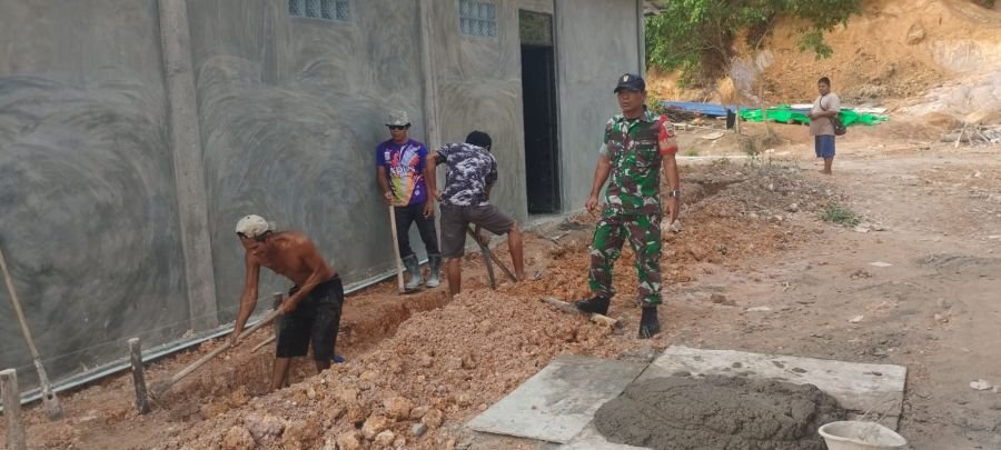 Babinsa menyampaikan himbauan agar para pekerja senantiasa mengutamakan keselamatan kerja.