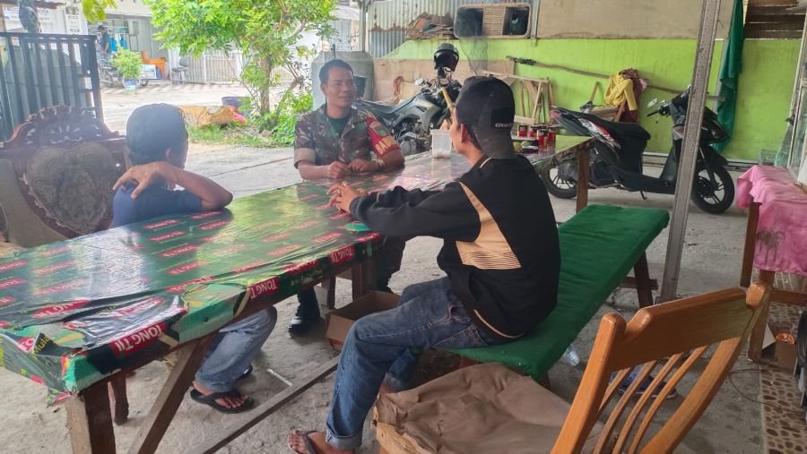 Babinsa Meranti Pandak Ajak Warga Hidupkan Semangat Gotong Royong untuk Lingkungan Bersih