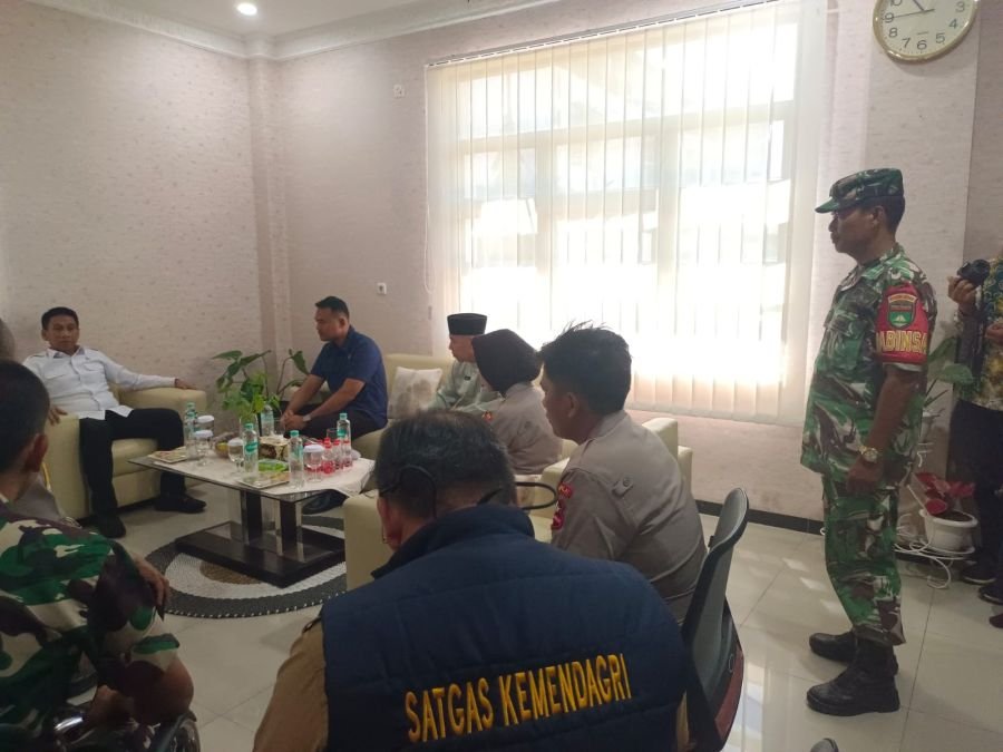 Babinsa Meranti Pandak Monitoring Kunjungan Wamendagri III ke SRMP 3 Pekanbaru