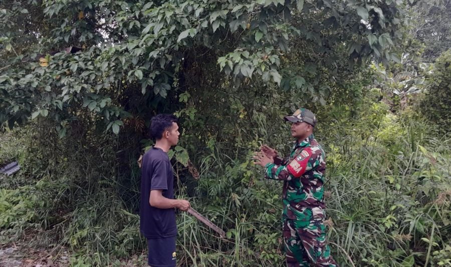 Babinsa Merbau Patroli Karhutla di Desa Kudap, Pastikan Lahan Gambut Aman dari Ancaman Kebakaran