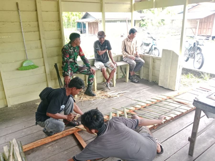 Babinsa Merbau Pererat Silaturahmi dan Semangat Persatuan Melalui Komsos di Kampung Pancasila