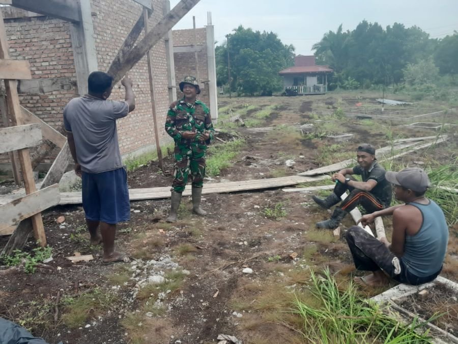 Babinsa Merbau Perkuat Kebersamaan Lewat Komsos di Kampung Pancasila