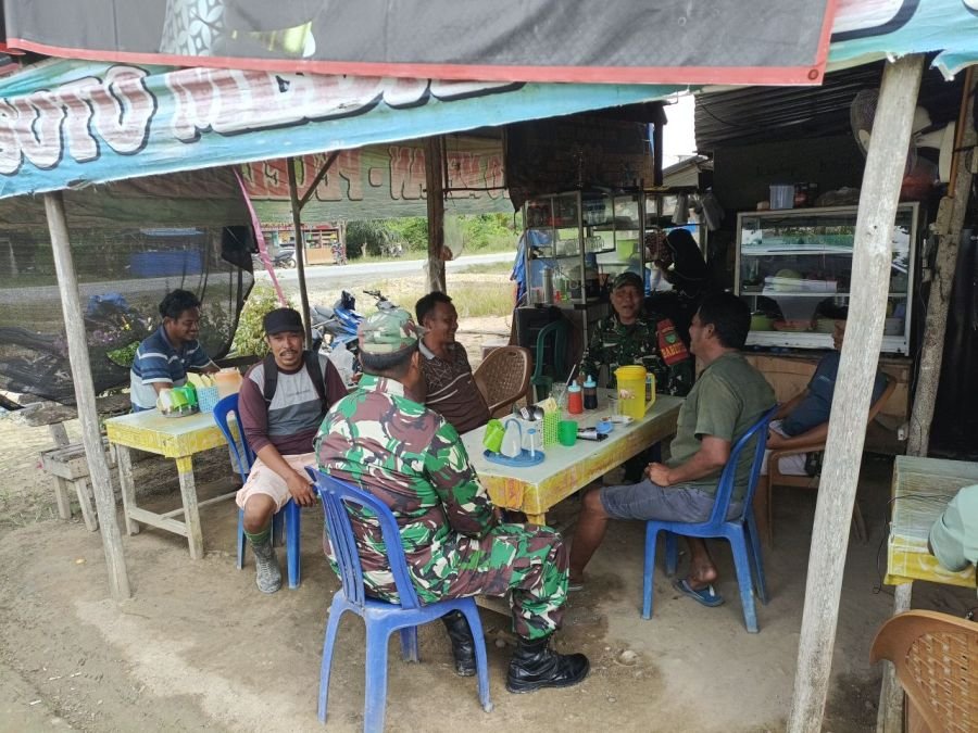 Babinsa Merbau Pilih Warung Rakyat untuk Jaring Keluhan Warga