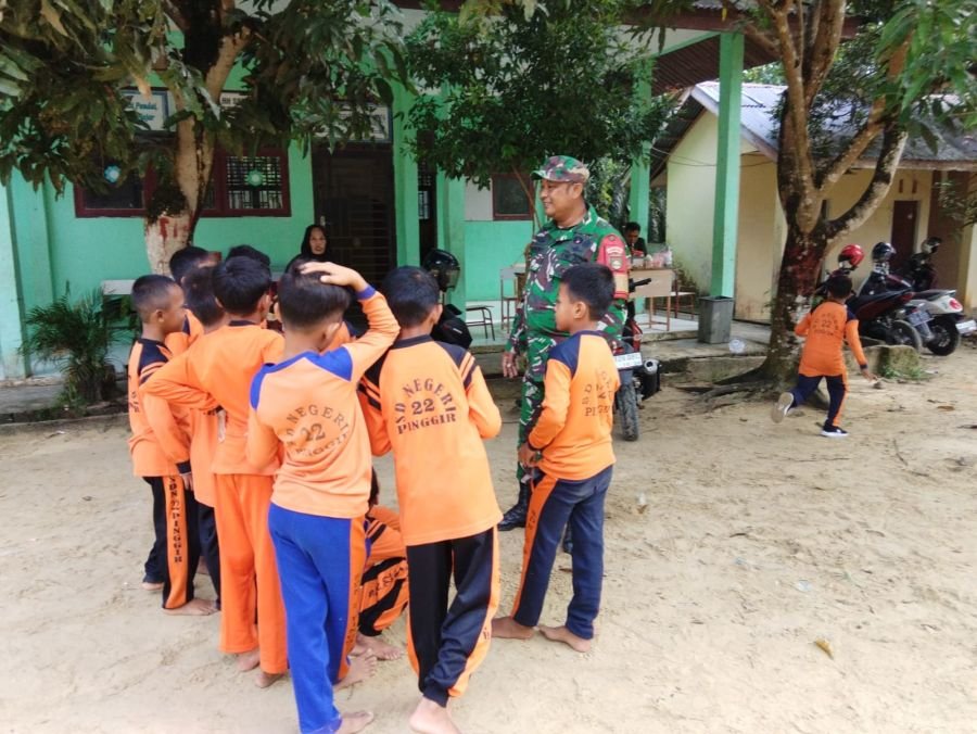Babinsa mil 03 melaksanakan kegiatan Sosialisasi kepada Siswa-siswi