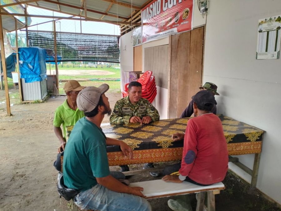 Babinsa Minas Gencarkan Edukasi Narkoba, Warga Sungai Selodang Antusias