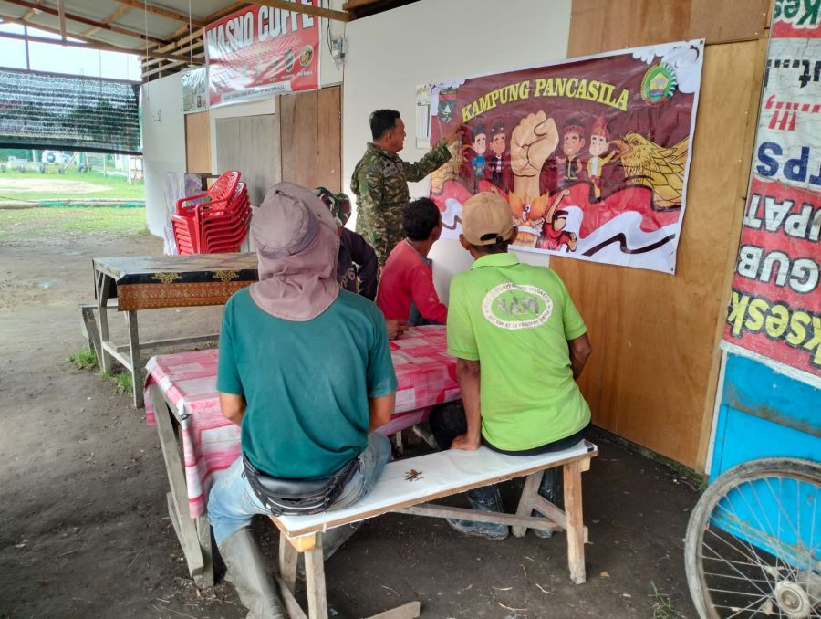 Babinsa Minas Turun Langsung Tanamkan Nilai Pancasila ke Warga