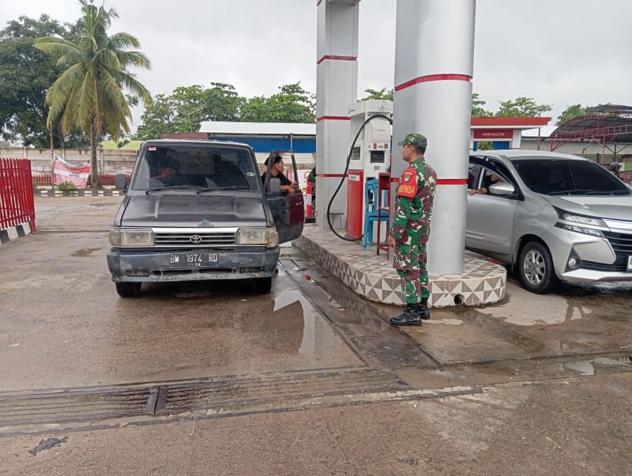 Babinsa monitor ketersediaan BBM di SPBU di Wilayah Koramil 05/Bukit Batu.