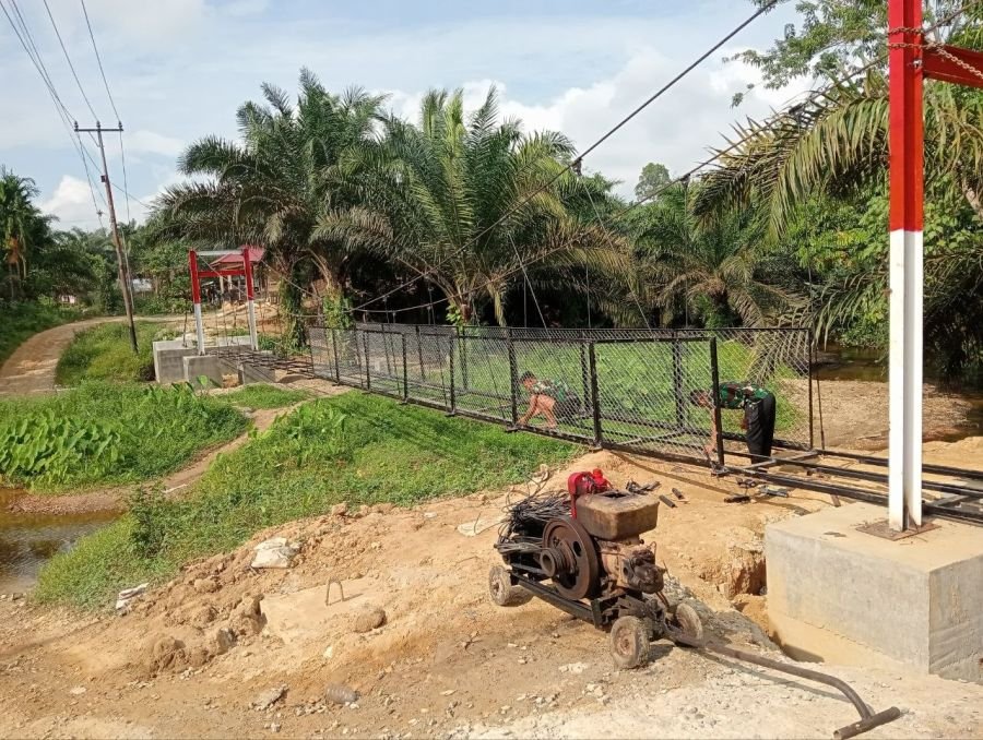 Babinsa Monitor Pembangunan Jembatan Gantung Garuda Tahap III di Desa Sanglap