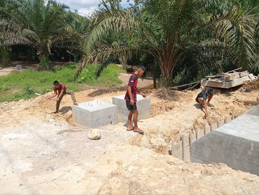 Babinsa Monitor Pembangunan Jembatan Gantung Garuda Tahap III di Desa Sanglap