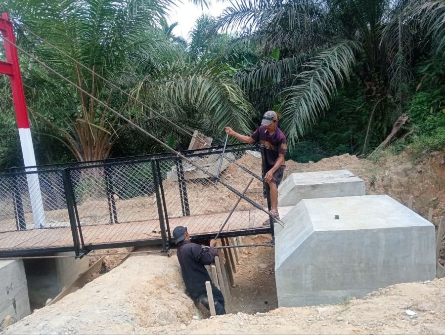 Babinsa Monitor Pembangunan Jembatan Gantung Garuda Tahap III di Desa Sanglap