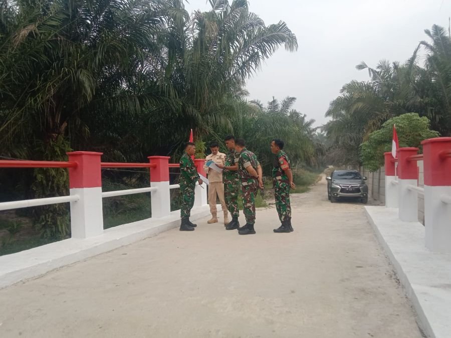 Babinsa Monitor Peninjauan Pembangunan Jembatan Garuda Armco di Rumbai Barat