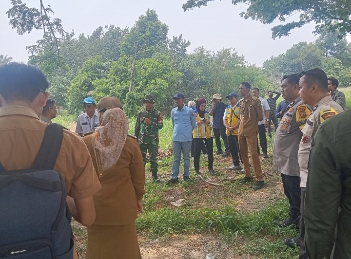 Babinsa Monitor Survei Rencana Normalisasi Sungai Sail di Wilayah Binaan
