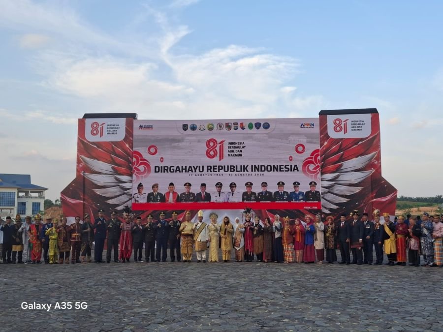 Babinsa Monitor Upacara Penurunan Bendera HUT ke-81 RI di Pekanbaru