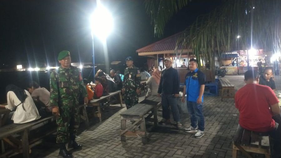 Babinsa Monitoring Kawasan Viral Pesawat di Maharatu, Wujudkan Suasana Aman dan Kondusif
