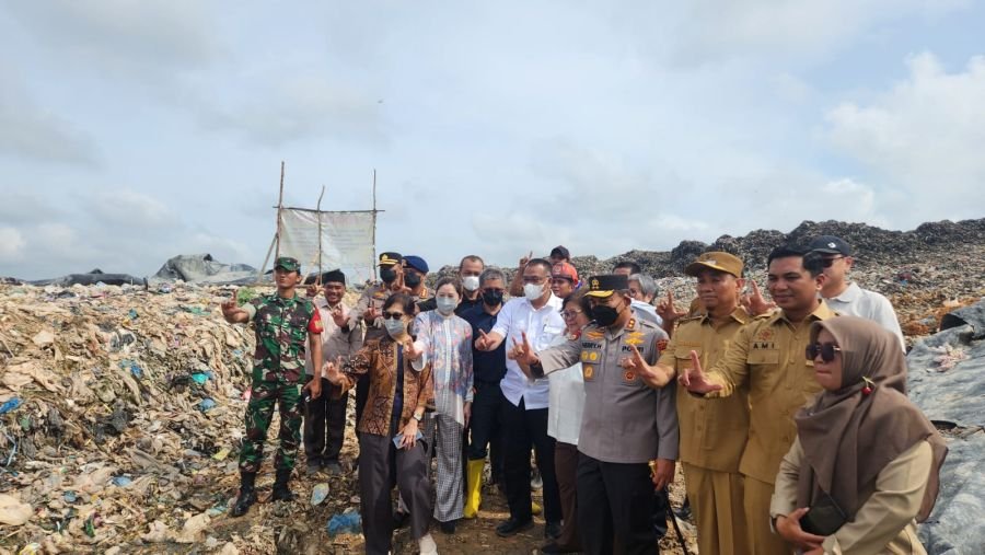 Babinsa Monitoring Kunjungan Menteri LH di Tengah Persoalan Sampah di TPA Muara Fajar