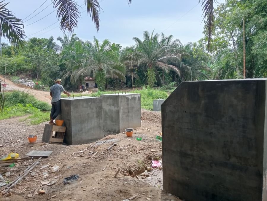 Babinsa Monitoring Pengecoran Pondasi Tiang Angkur Jembatan Gantung Garuda Tahap III