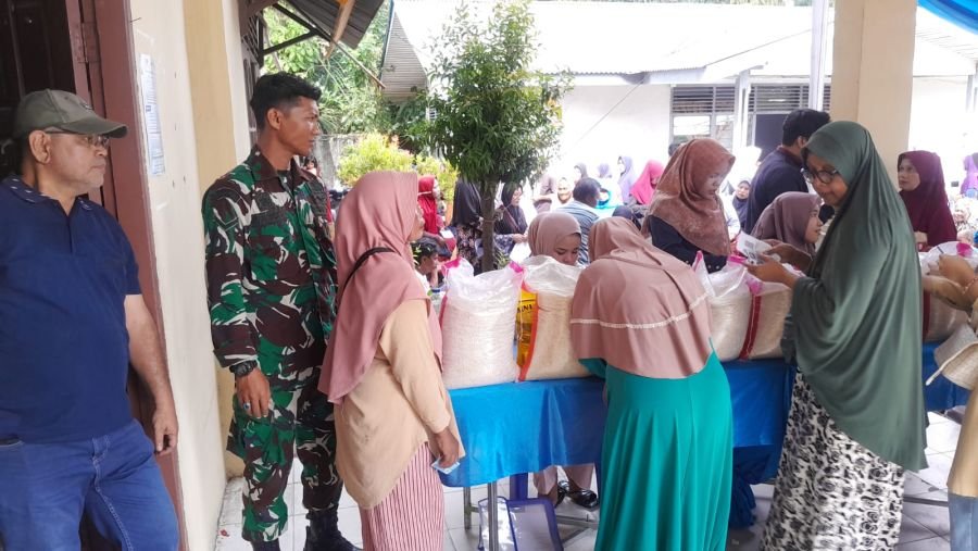 Babinsa Monitoring Penyaluran Beras Bulog dan Minyak Kita di Muara Fajar Timur