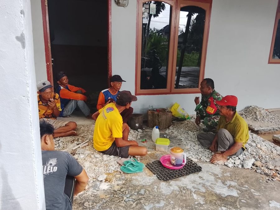Babinsa Muara Fajar Barat Hadir di Tengah Pekerja, Jalin Silaturahmi dan Serap Informasi