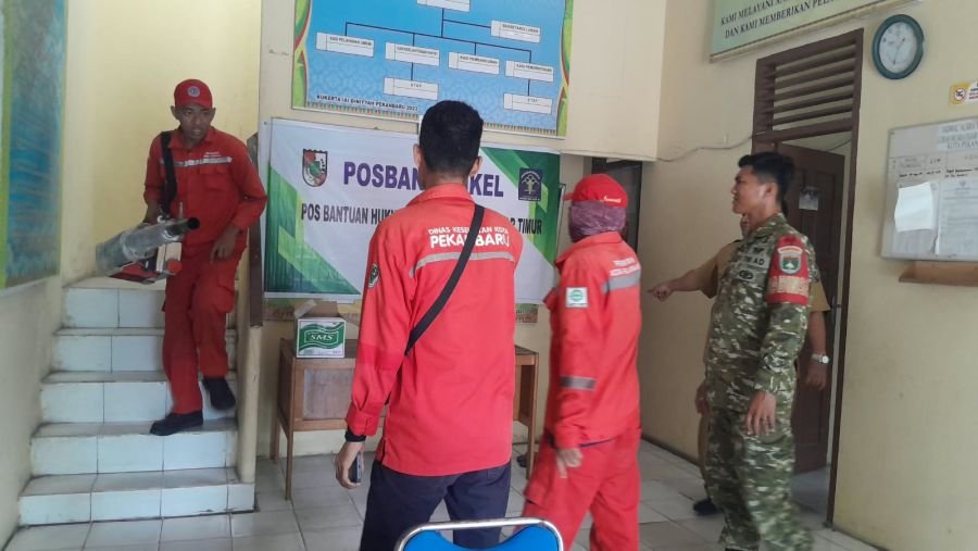 Babinsa Muara Fajar Timur Kawal Fogging, Warga Diingatkan Waspadai DBD Saat Musim Hujan