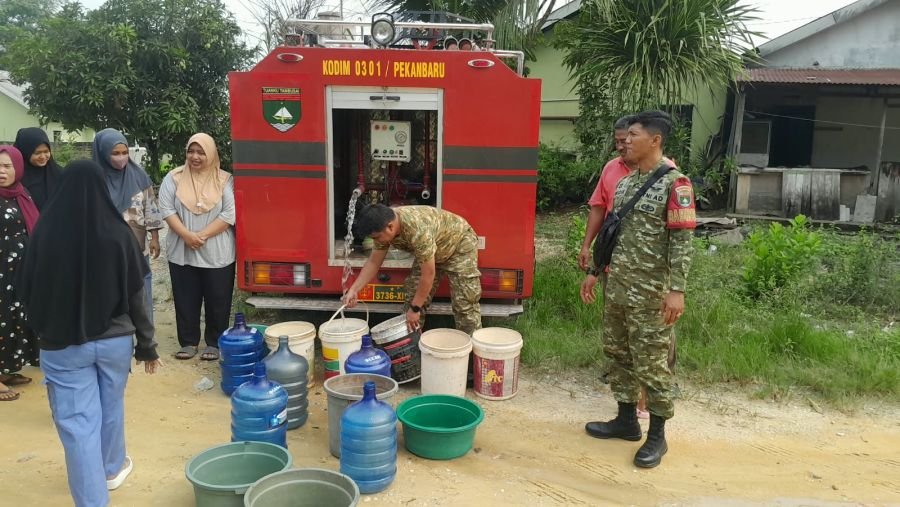 Babinsa Muara Fajar Timur Salurkan 5.000 Liter Air Bersih untuk Warga