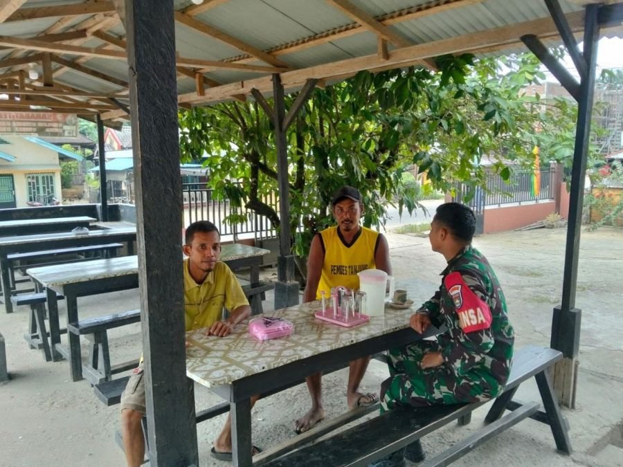 Babinsa Muda Koramil 06/Cerenti Aktif Laksanakan Komsos Bersama Warga Desa Pulau Sipan