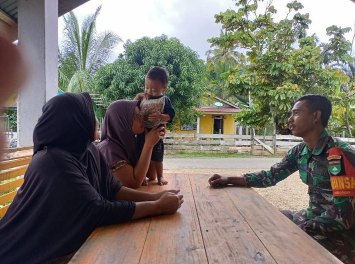 Babinsa Muda Koramil 06/Cerenti Pratu Reki Gunawan Gelar Komsos Bersama Ibu-Ibu