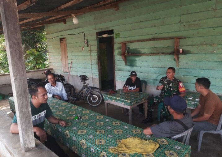 Babinsa Natuna Ajak Warga Selemam Perangi Penyakit Lewat Kebersihan
