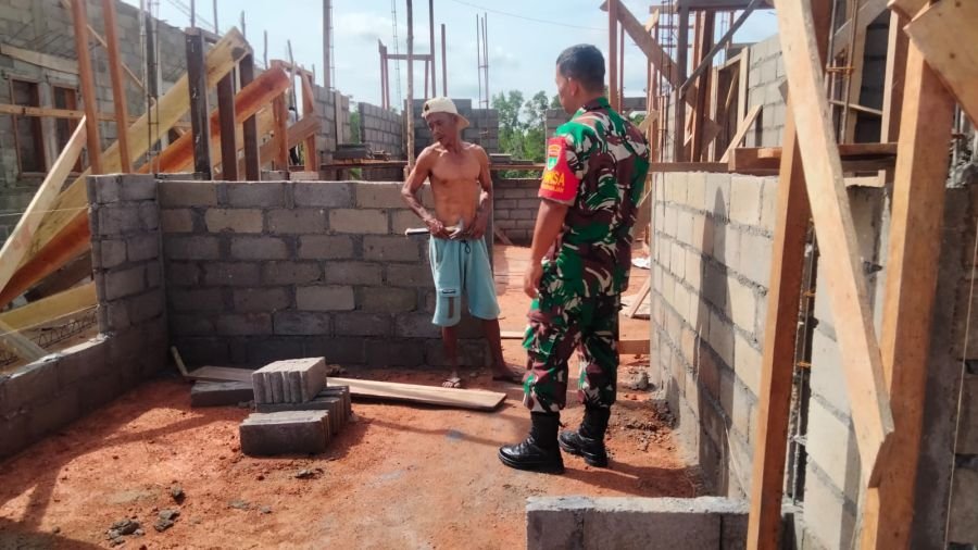 Babinsa Natuna Giat Komsos Warga Batu Gajah Perkuat Keamanan